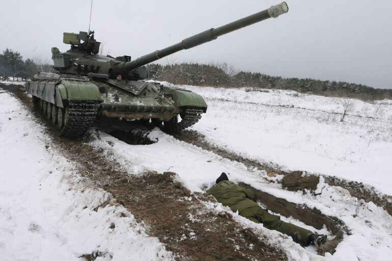 Unos soldados ucranianos recién movilizados reciben entrenamiento militar en el campo de entrenamiento de Desna, a unos 90 kilómetros de Kiev