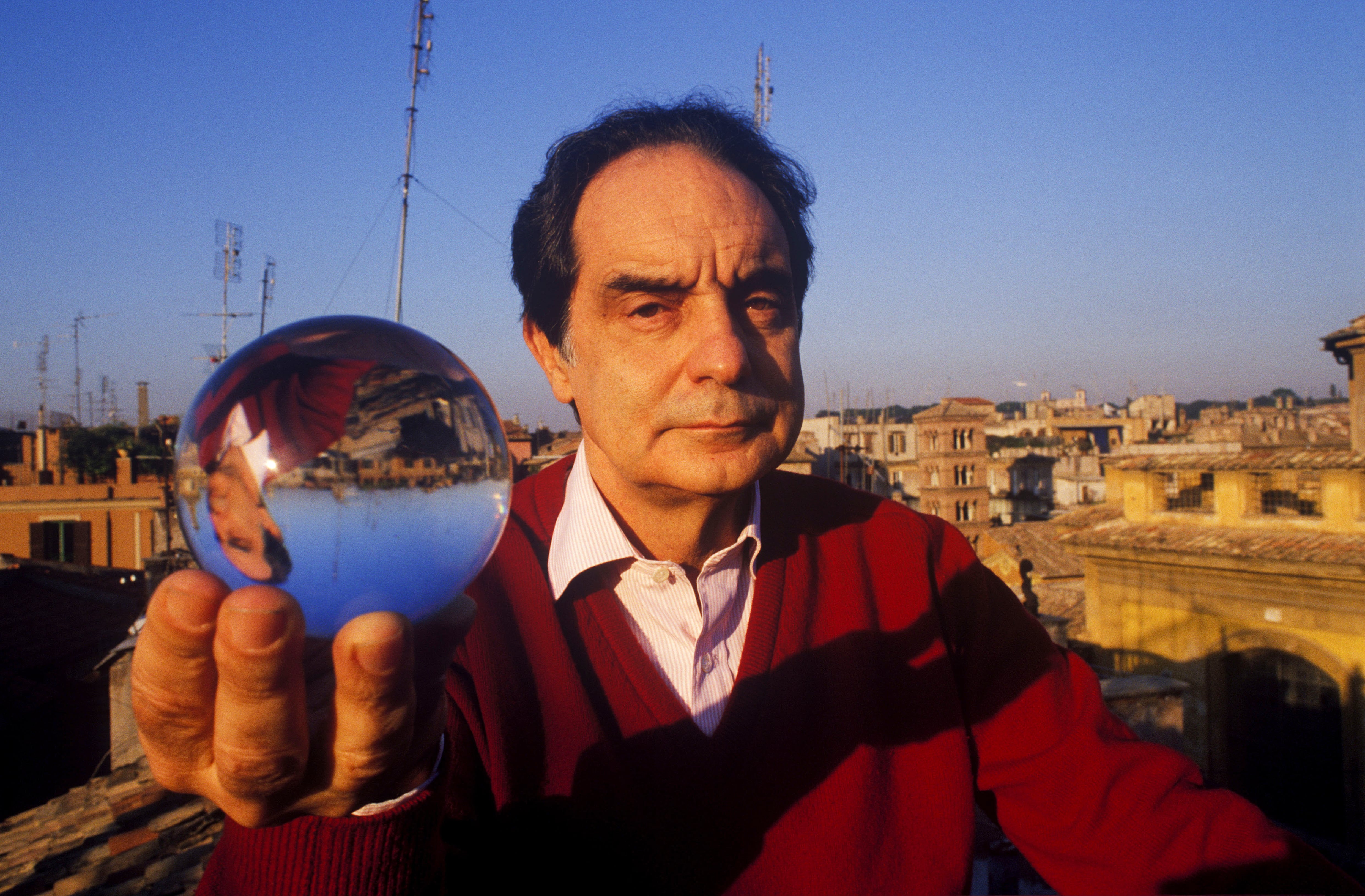 Ítalo Calvino en Roma, 1984. (Photo by Gianni GIANSANTI/Gamma-Rapho via Getty Images)