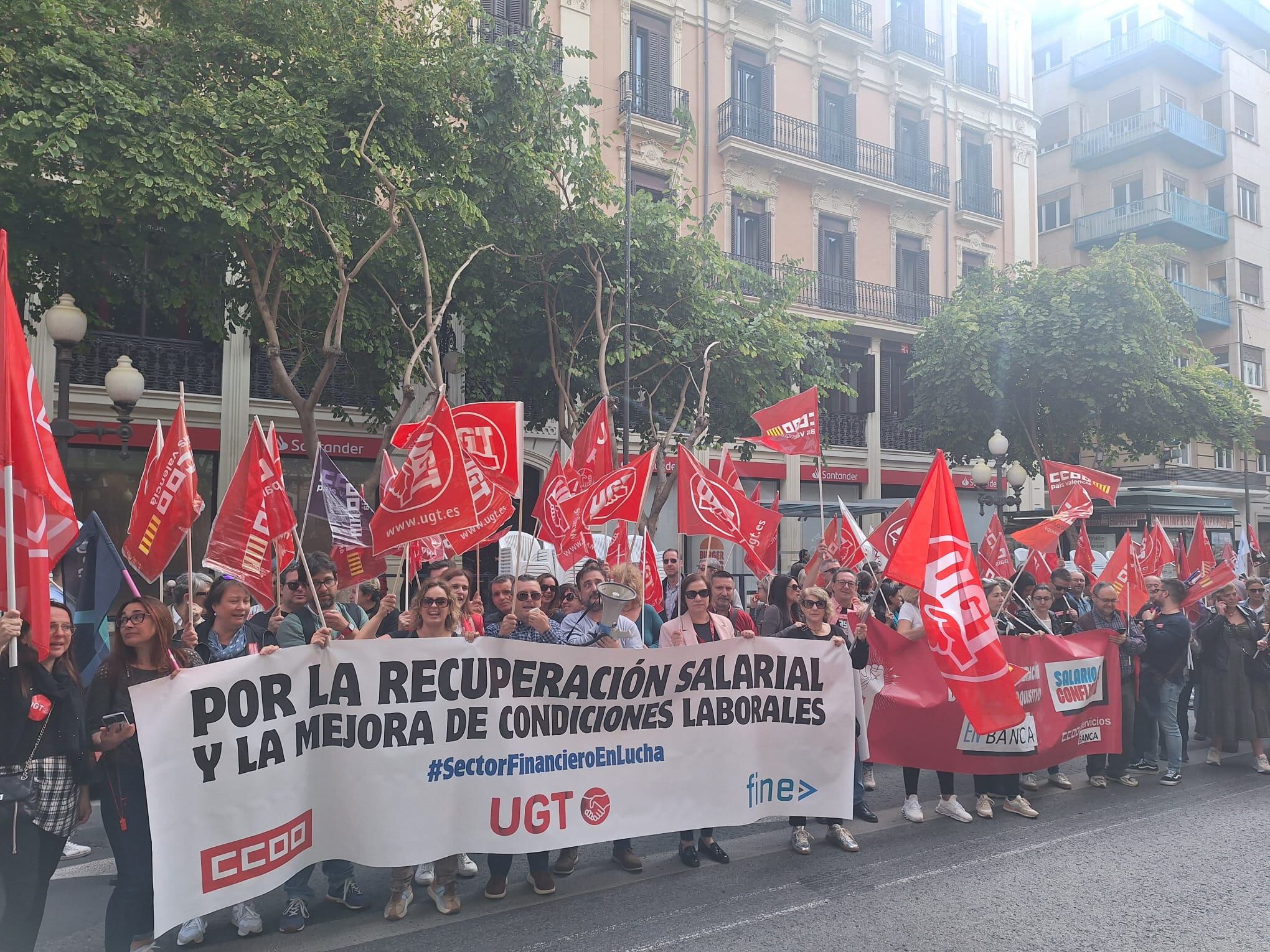 Empleados de banca en huelga protestan ante una sucursal de Banco Santander en Alicante