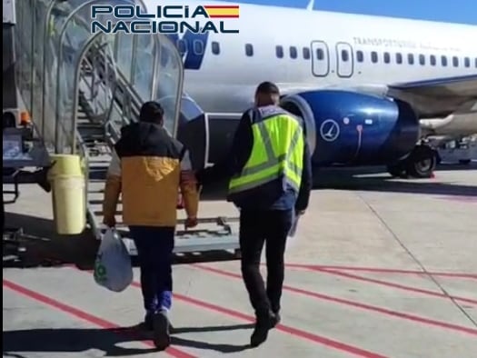 Un momento de la expulsión del arrestado en Málaga