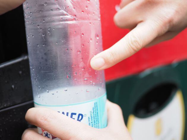 Les ampolles de plàstic reutilitzables es marquen cada vegada que es reomplen