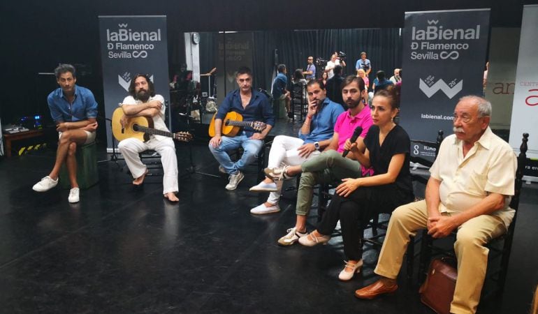 La bailaora Isabel Bayón, a la derecha de la imagen junto al director de la Bienal de Flamenco, Antonio Zoido, durante la presentación de su nuevo espectáculo, &#039;Yo soy&#039;