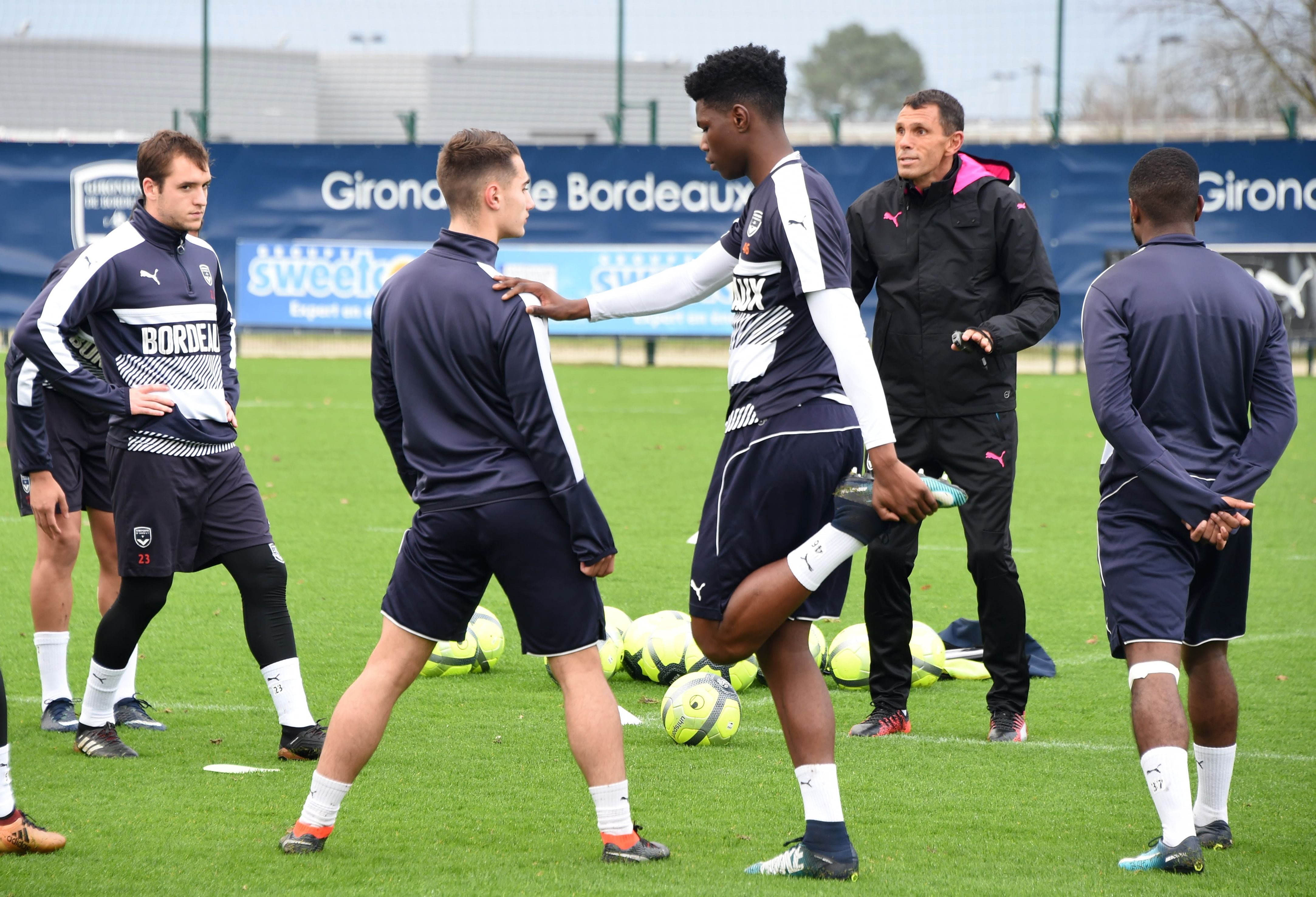 Gustavo Poyet da instrucciones durante un entrenamiento a sus jugadores, entre los que se encuentra Tchouaméni.