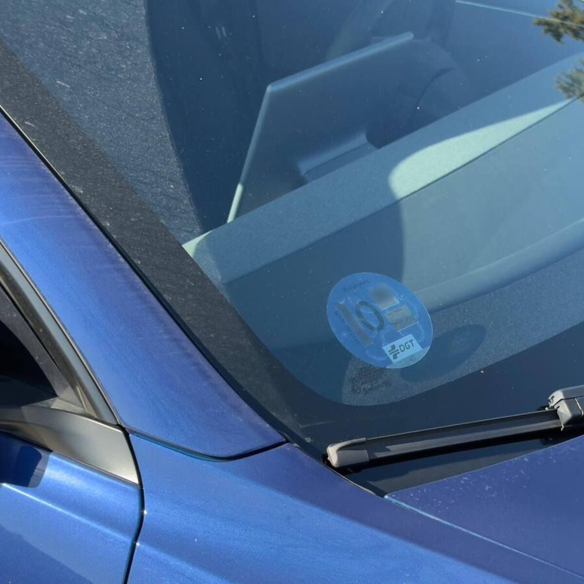 Iniciados los trámites para que los coches eléctricos no paguen por aparcar en las zonas azul y naranja de Toledo