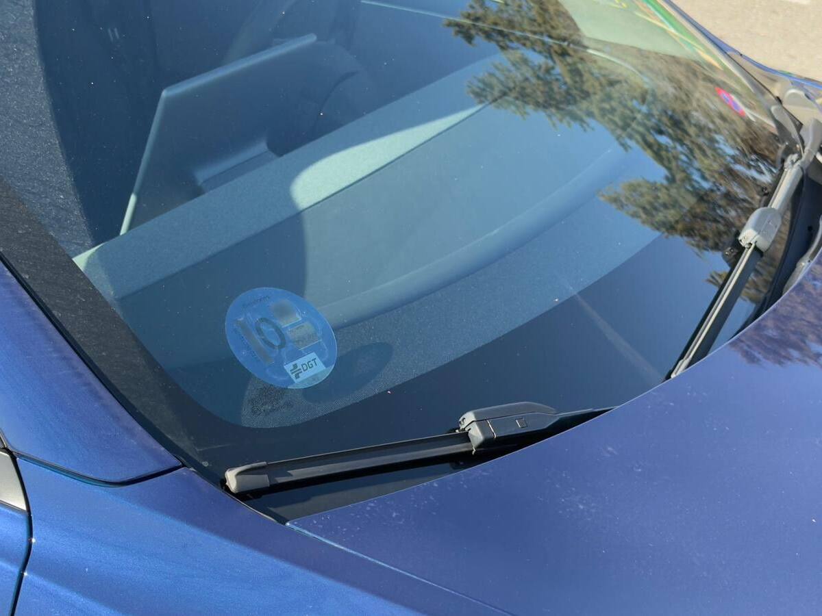 Iniciados los trámites para que los coches eléctricos no paguen por aparcar en las zonas azul y naranja de Toledo