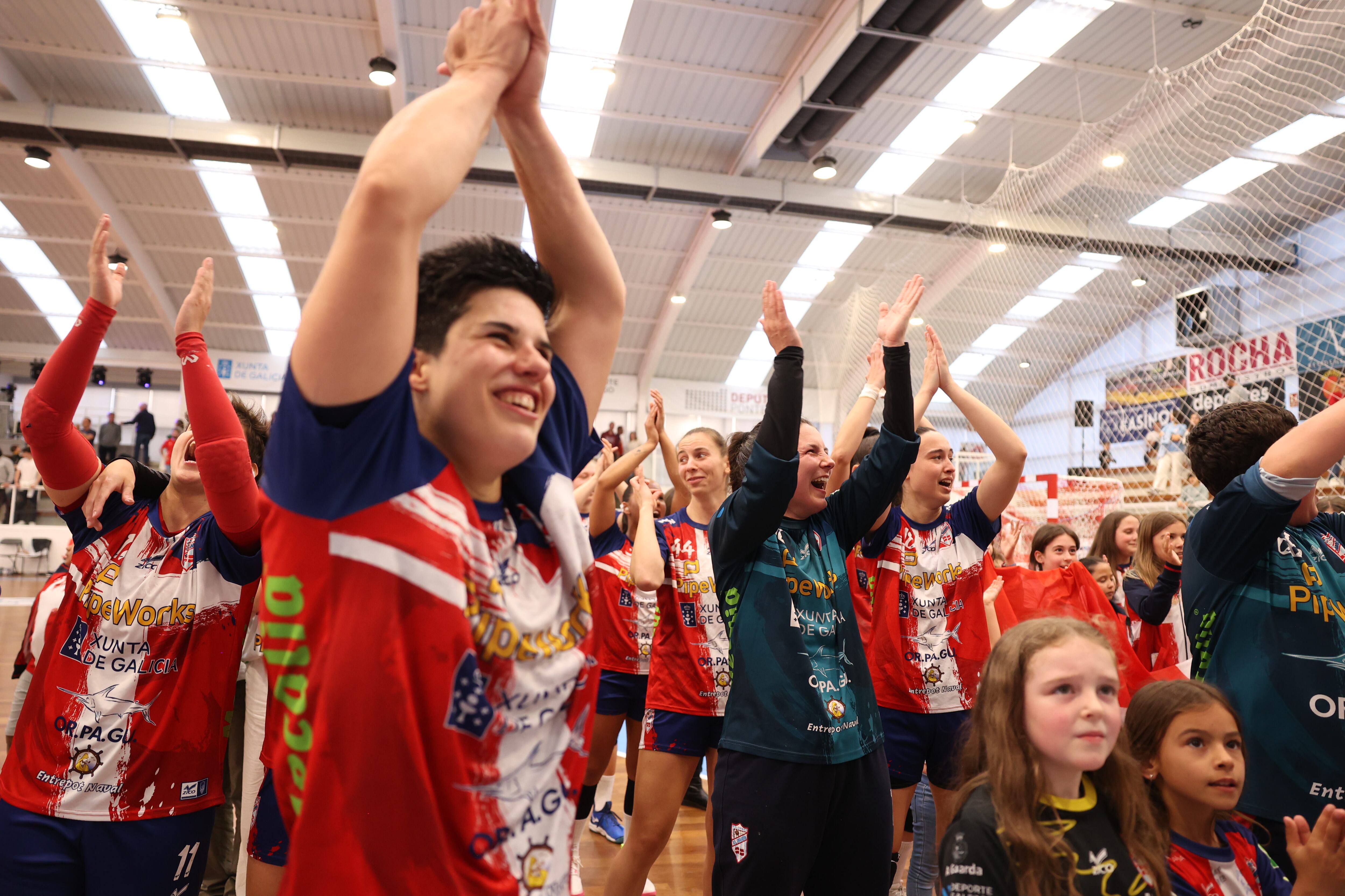 Cristina Cifuentes celebra junto a sus compañeras el pase de ronda