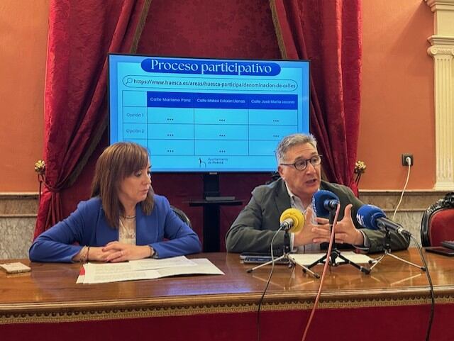 Gemma Allué y Ricardo Oliván, en el antiguo salón de plenos del Ayuntamiento de Huesca