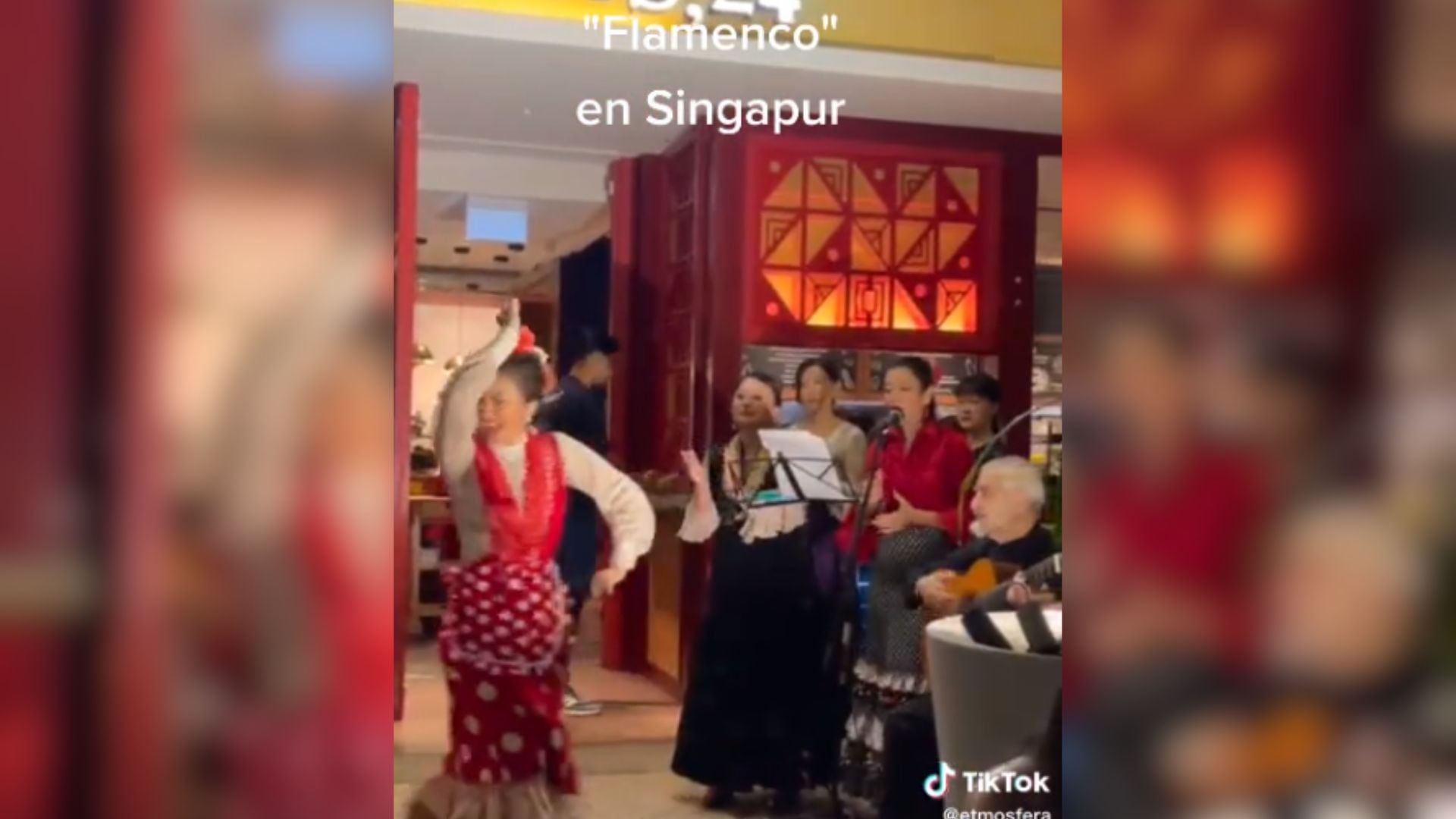 La escena tiene lugar en un restaurante de Singapur