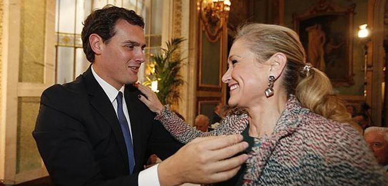 Albert Rivera saluda a la presidenta de la Comunidad de Madrid (archivo)