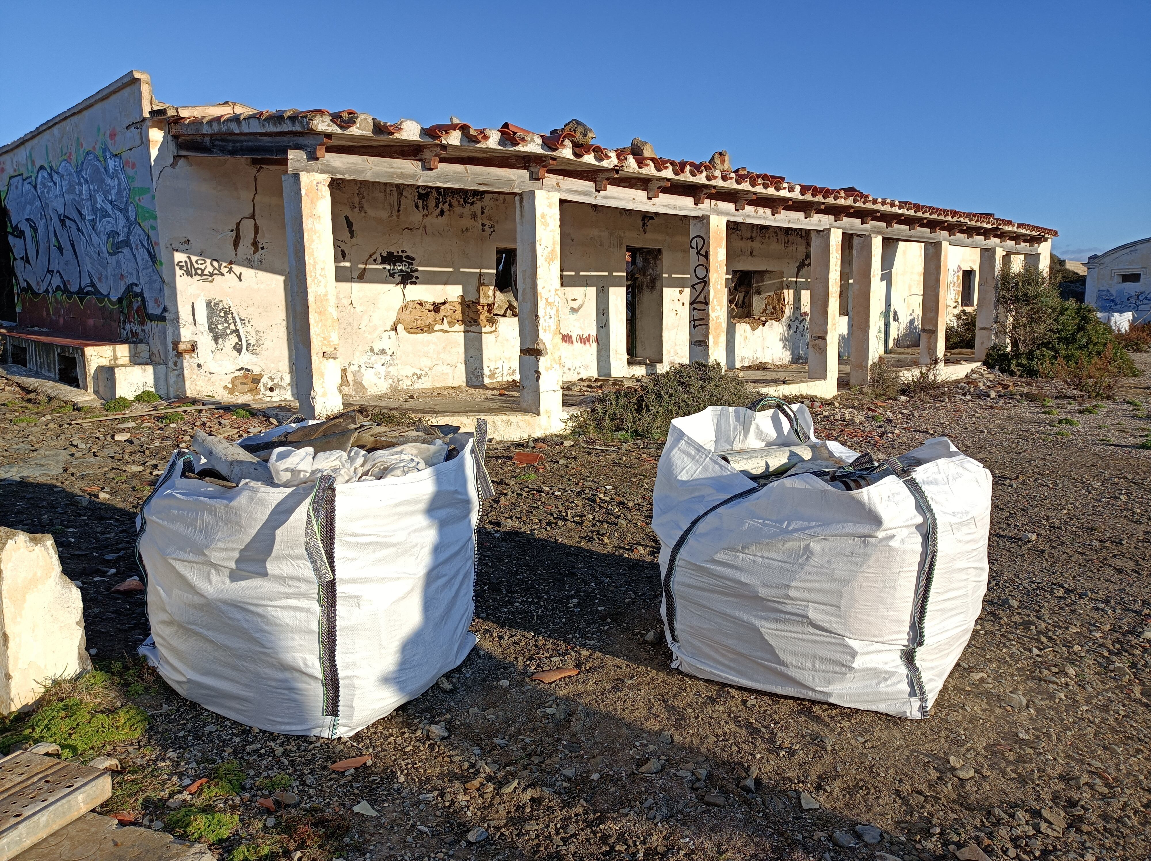 Restes d'amiant retirades a Favàritx