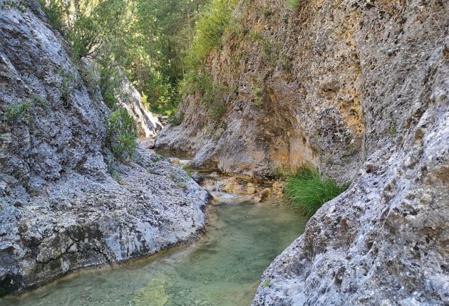 La ruta discurre en algunos tramos por el cauce del río.