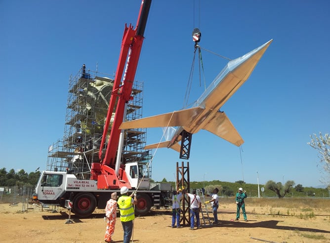 La escultura de Ripollés del aeropuerto de Castellón se remata con un avión de acero inoxidable