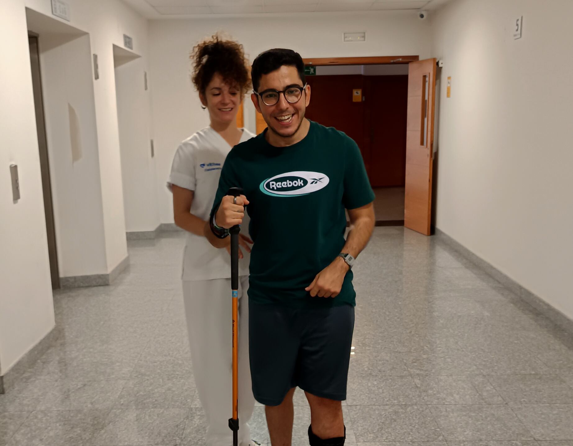 Enmanuel junto a su fisioterapeuta en Vithas Sevilla