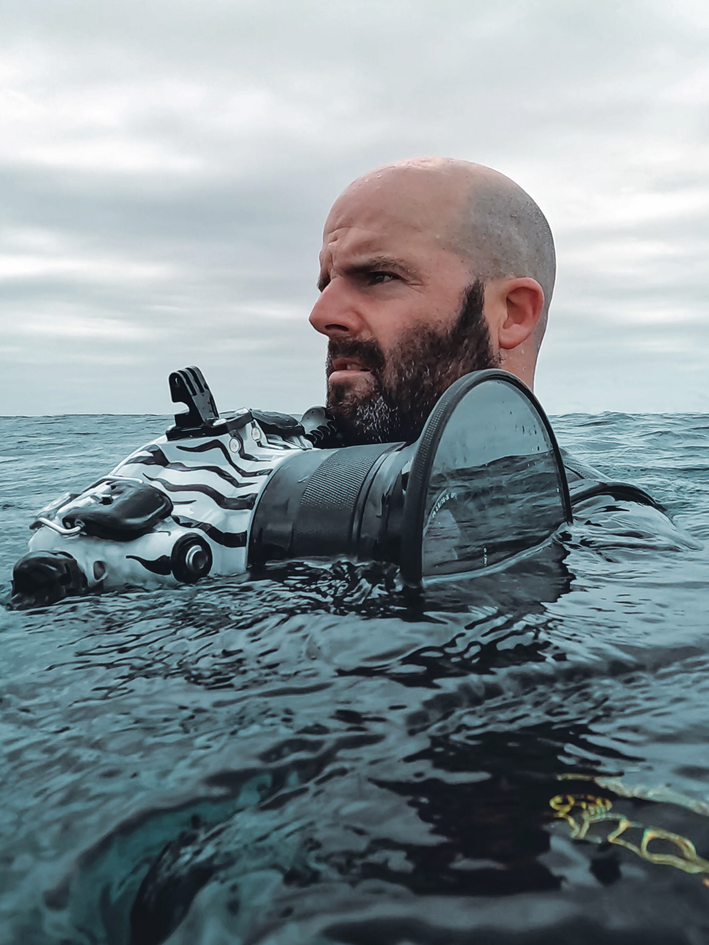 Jon Aspuru prepara una sesión de fotografías en el agua.