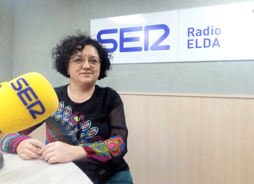 Virtudes Hernández en el estudio de Radio Elda