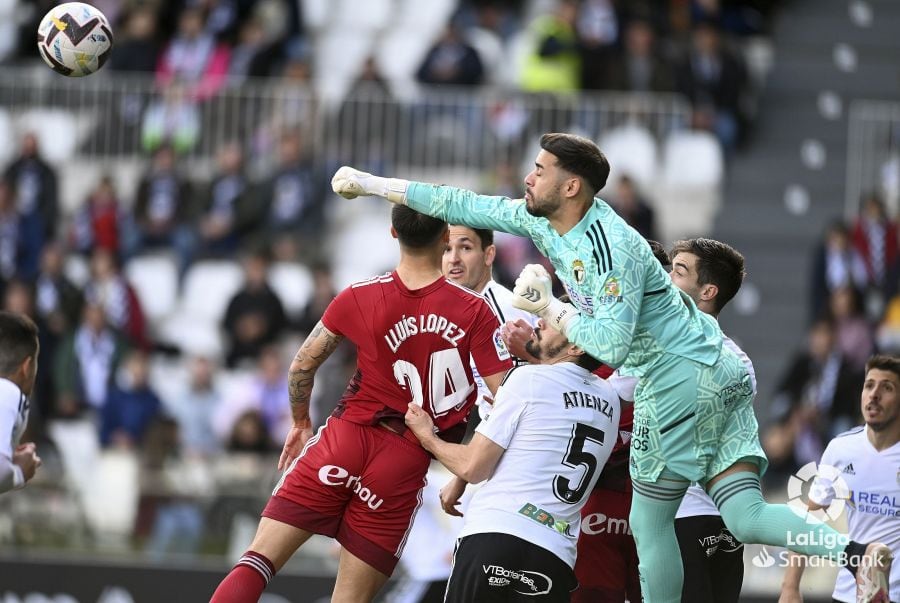 Caro despejando un balón/LFP