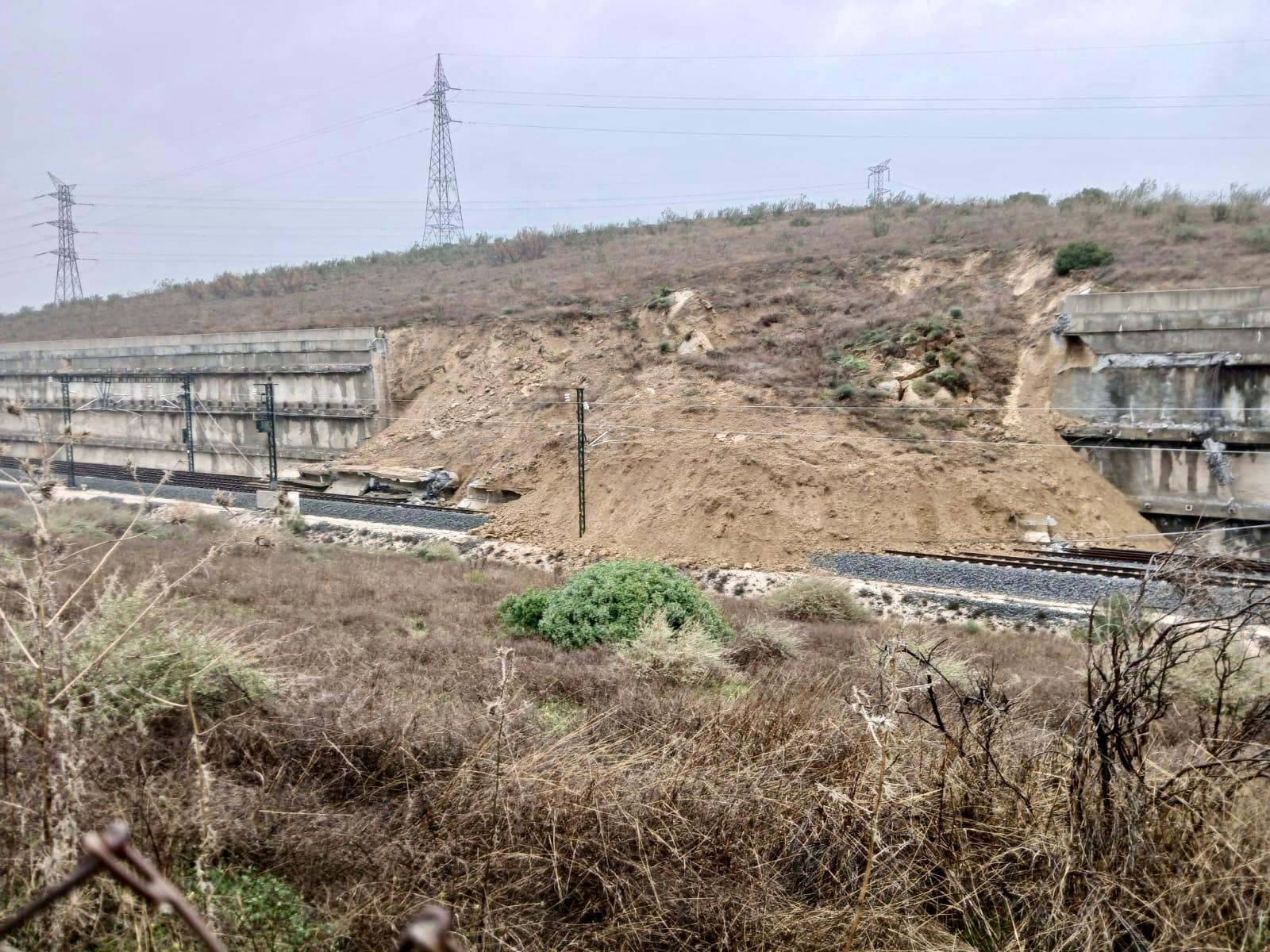 Talud que ha caído sobre las vías del tren en Álora (Málaga)