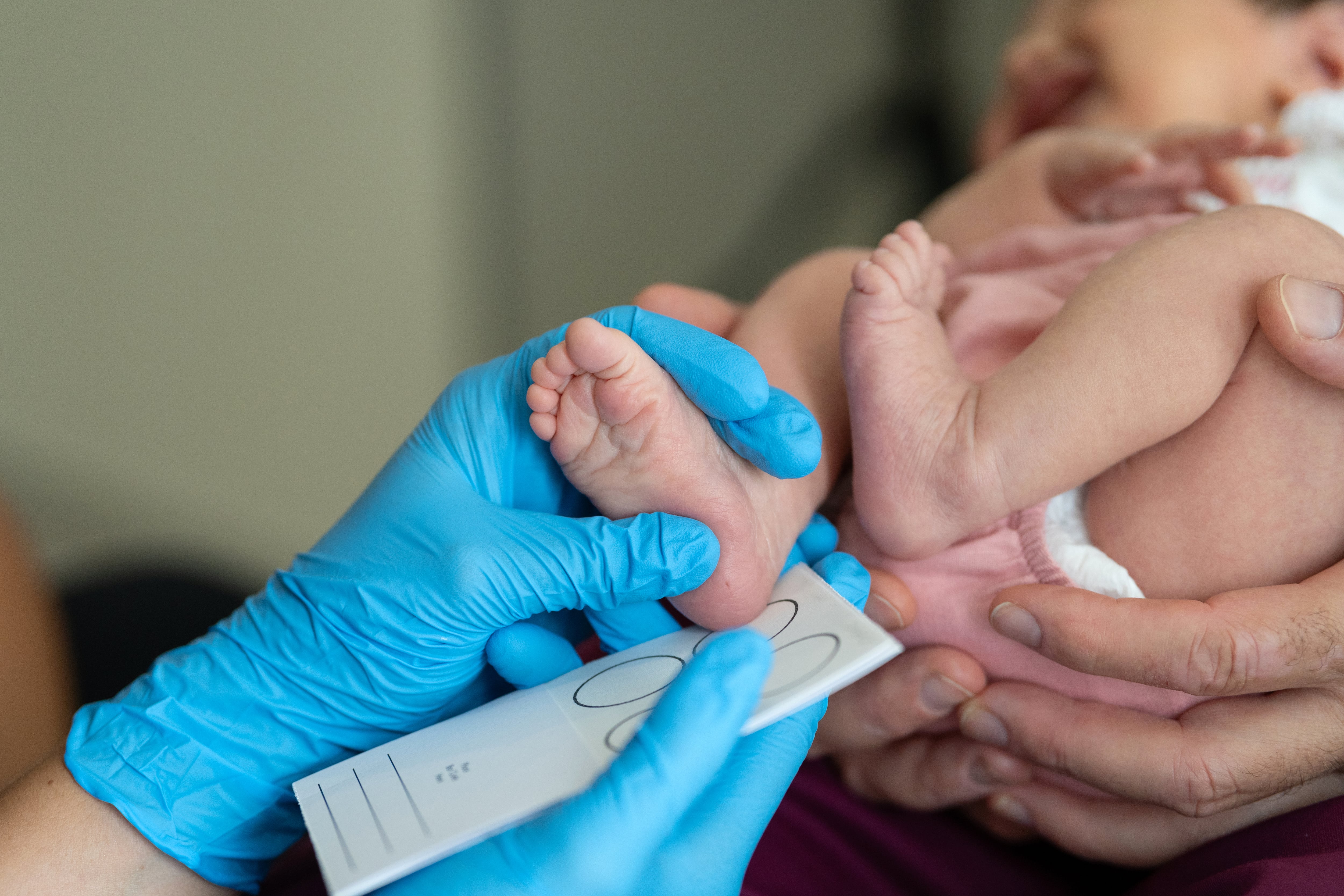 Imagen de recurso de un bebé recién nacido en un hospital.