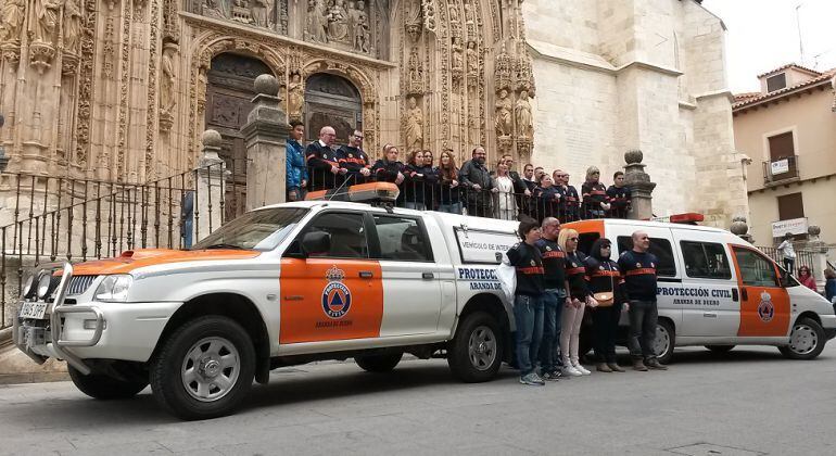 Los voluntarios de Protección Civil y sus vehículos posan en la portada de Santa María