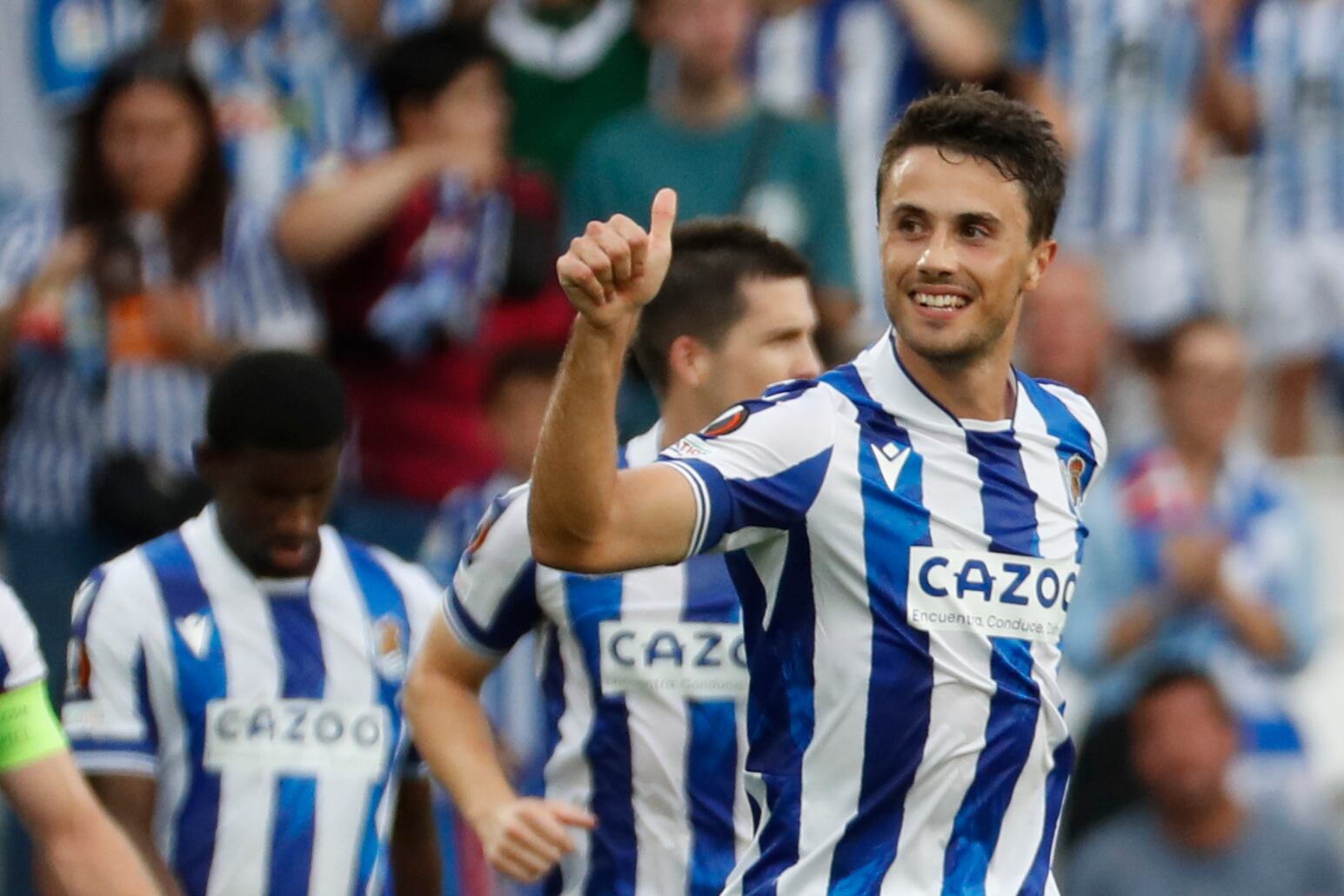 SAN SEBASTIÁN, 15/09/2022.- El centrocampista de la Real Sociedad Ander Guevara (d) celebra su gol durante el encuentro de la fase de grupos de la UEFA Liga Europa que Real Sociedad y Omonia disputan hoy jueves en el Reale Arena de San Sebastián. EFE/ Javier Etxezarreta
