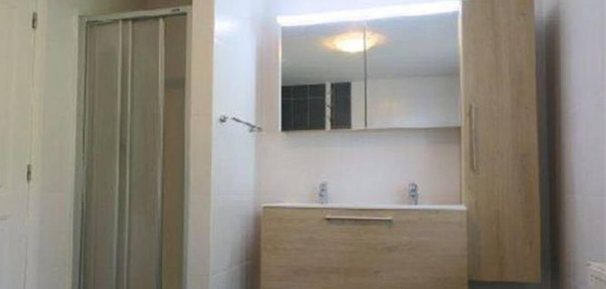 Baño de la casa que Puigdemont planea alquilar.