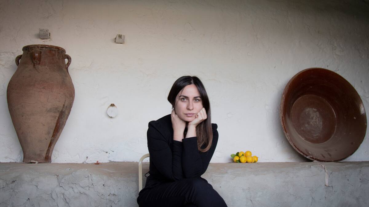 "Tenemos un sistema de abuso y violencia al que muchos llaman 'la fantástica huerta de Europa'": las preguntas incómodas de la veterinaria y poeta María Sánchez