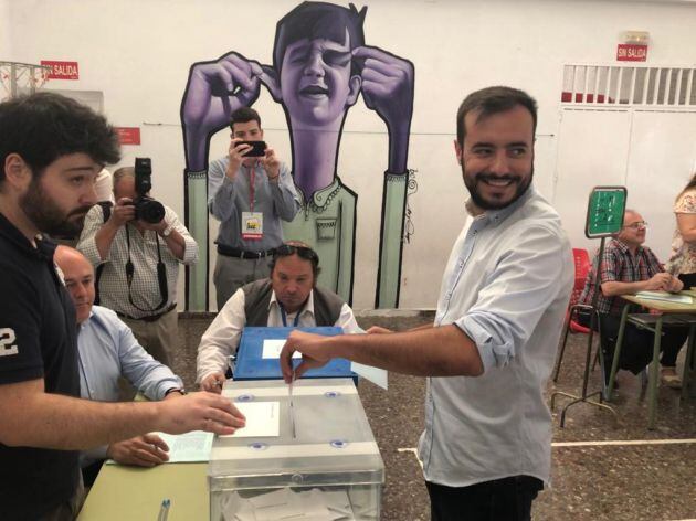 Carmelo Grajera (IU) vota.