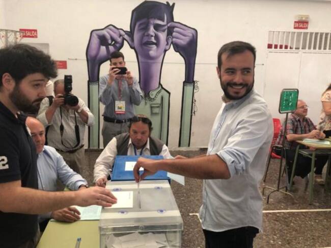 Carmelo Grajera (IU) vota.