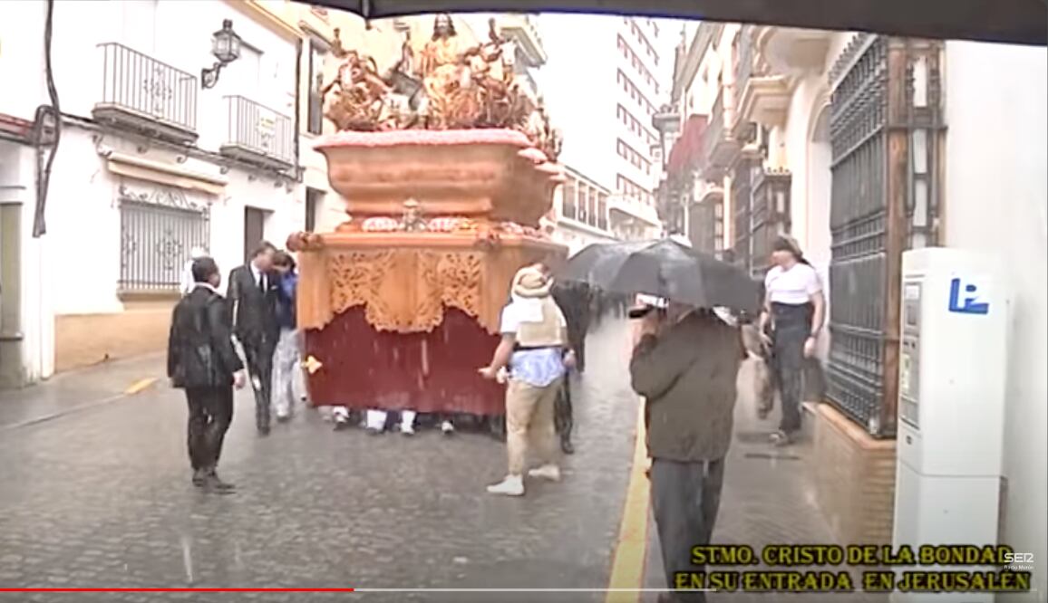Momento del intenso chaparrón que sufrió la Hermandad de la Borriquita en la Calle Romana