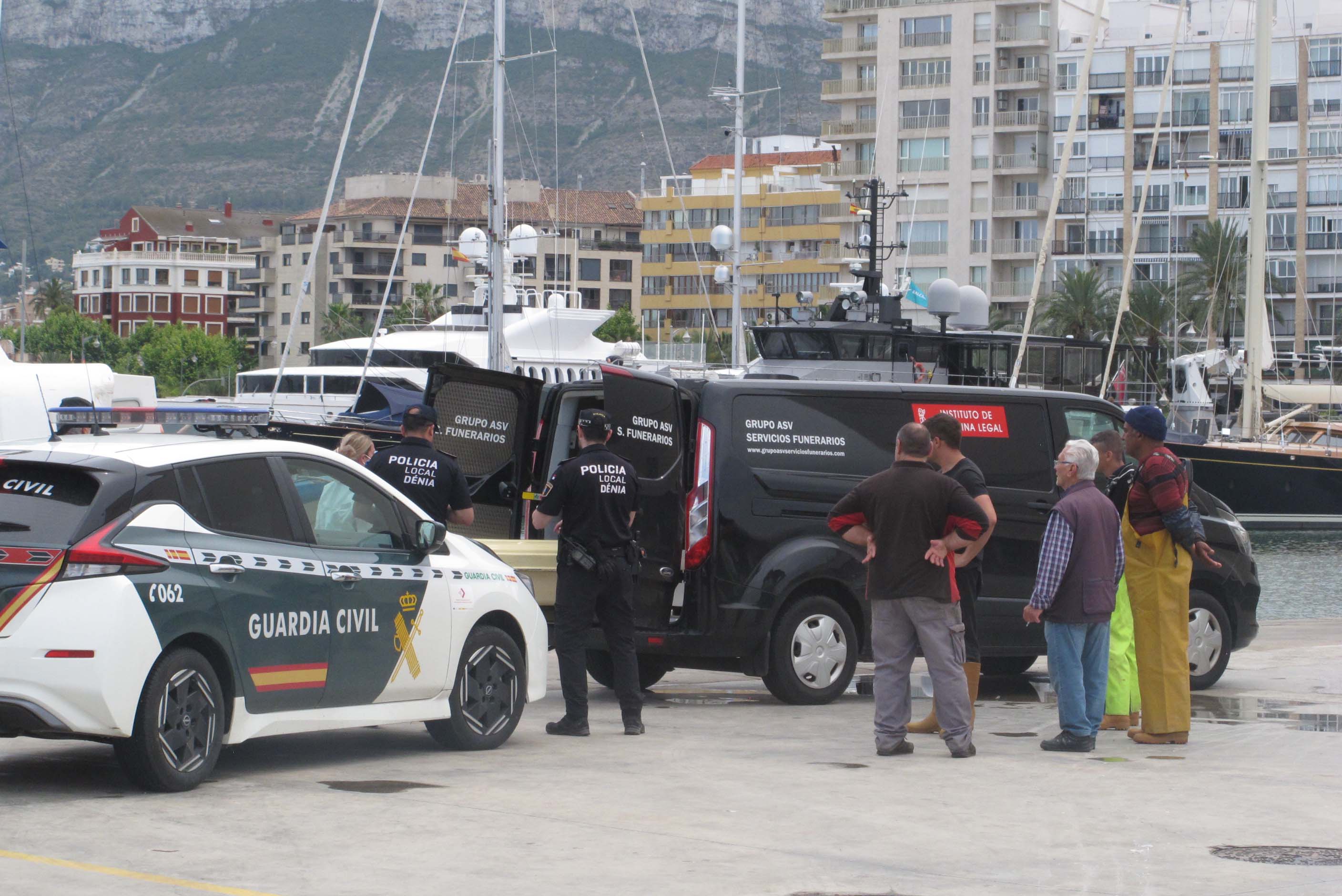 Momento en el que el cadáver es trasladado a la furgoneta de los servicios funerarios.