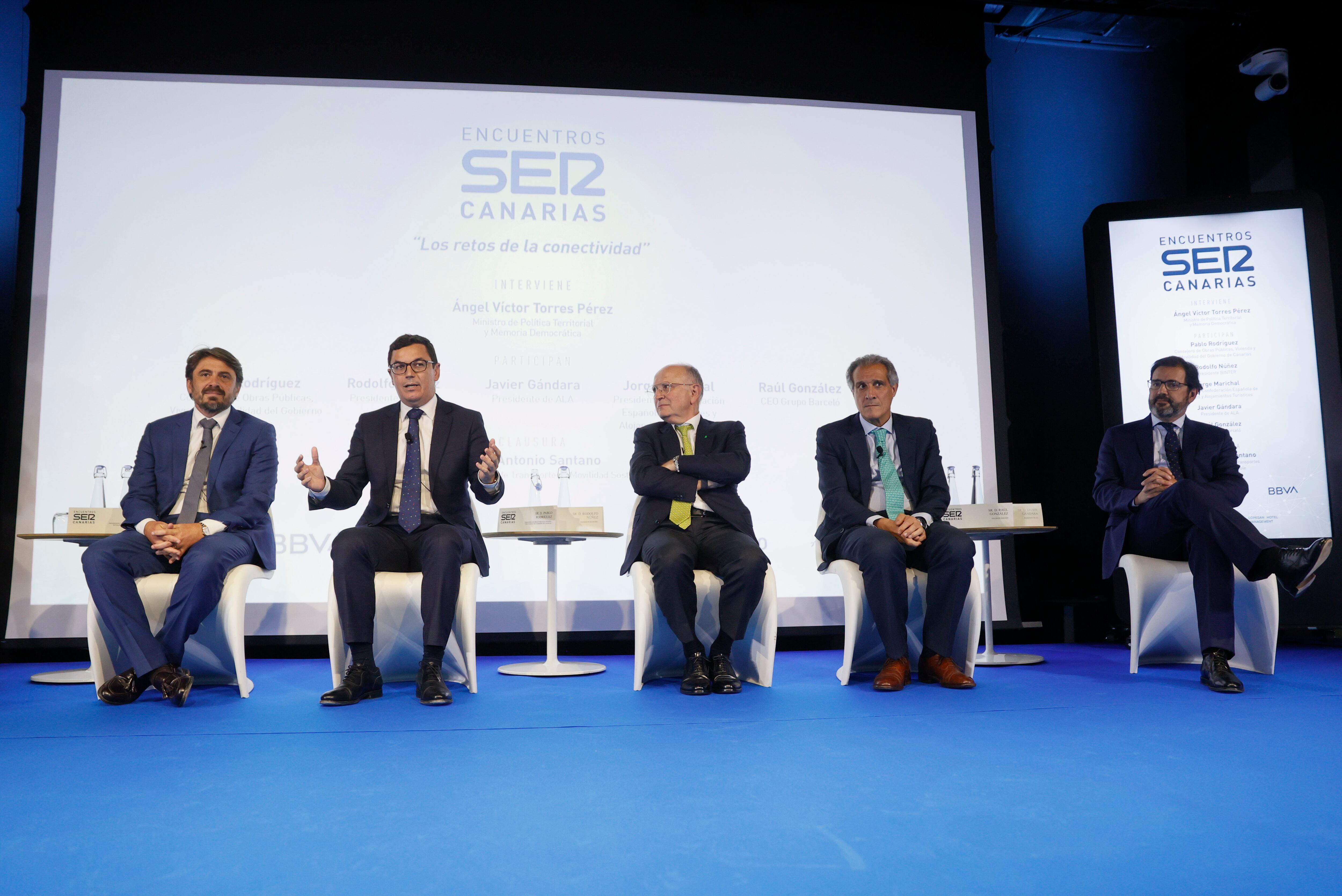 MADRID, 24/01/2024.-El consejero de Obras Públicas, Vivienda y Movilidad del Gobierno de Canarias, Pablo Rodríguez (2d), Jorge Marichal (i), presidente de la Confederación Española de Hoteles y Alojamientos Turísticos, Rodolfo Núñez, presidente de Binter (c), Raúl González (2d), CEO del Grupo Barceló, y Javier Gándara (d), presidente de la patronal de aerolíneas ALA, durante el foro 'Los retos de la conectividad' en Canarias, organizado por la cadena SER, este miércoles en Madrid.EFE/ Mariscal