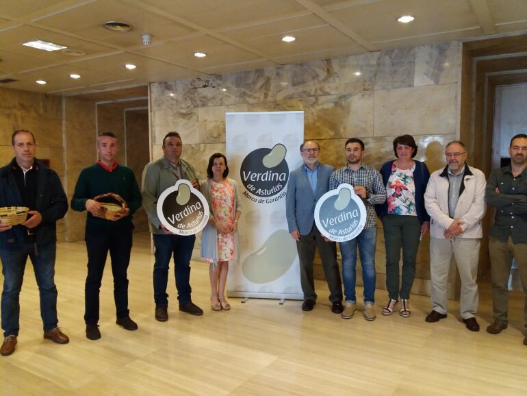 El Presidente de la IGP Faba de Asturias, Juan José Menéndez, la Consejera, María Jesús Álvarez, y varios productores posan con el logotipo de la nueva marca