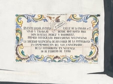 Rafa Solaz bajo la placa que recuerda al fotógrafo Pascual Pérez y Rodríguez, en València