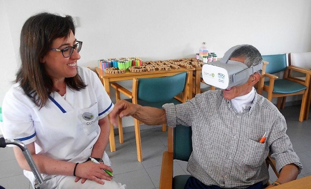 Imágen en arhivo de un hombre probando unas gafas 3D