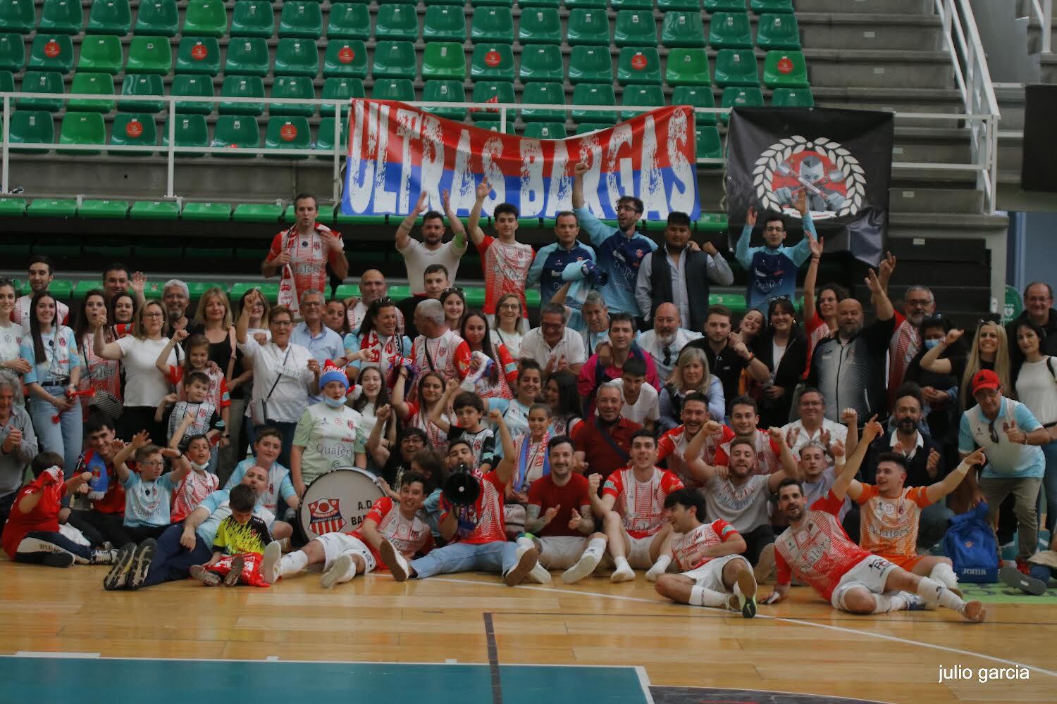 Aficionados y equipo del Bargas Qualery celebran sobre el parquet del pabellón de Cáceres