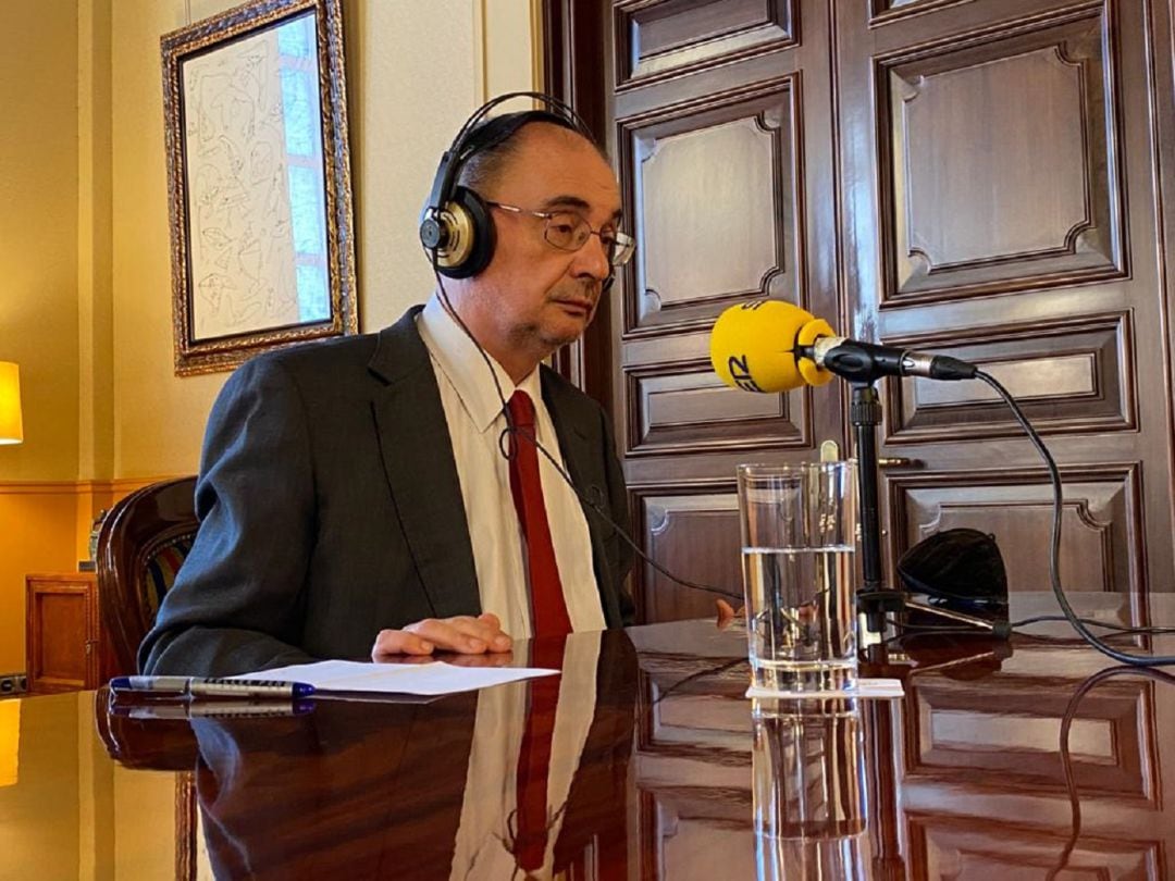 El presidente de Aragón, Javier Lambán, durante la emisión de La Rebotica desde la sede del Gobierno de Aragón 