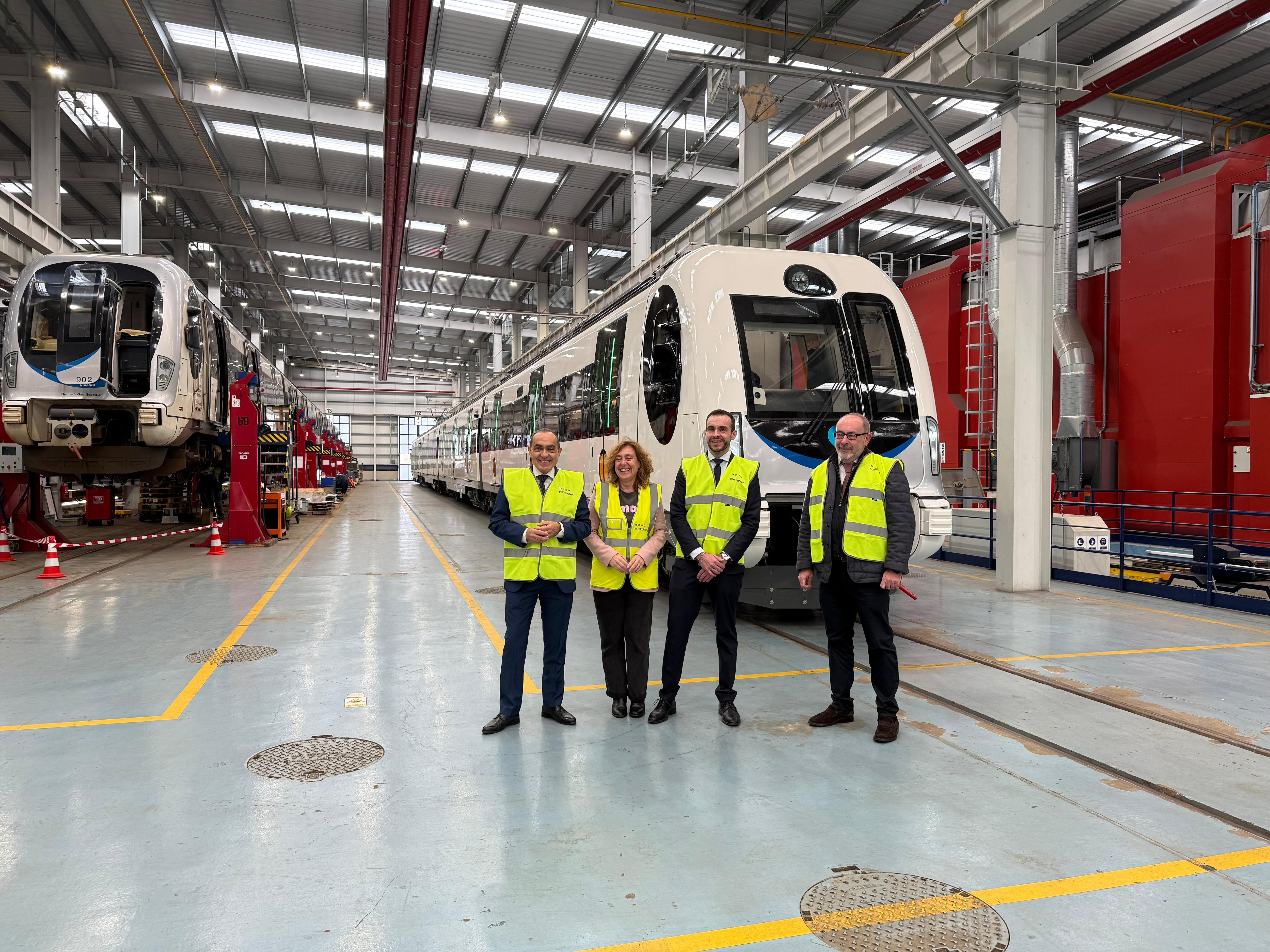 La consejera de Movilidad Sostenible, Susana García Chueca, el viceconsejero de Infraestructuras y Movilidad Sostenible, Miguel Ángel Páez, el director general de Euskotren, Javier Seoane, y el director general de Vehículos de CAF, Javier Iriarte, durante la visita