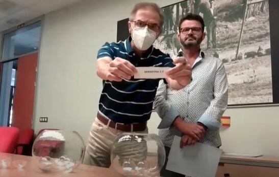 Momento del sorteo de la fase regional de la Copa RFEF en el que salió la bola de la Arandina