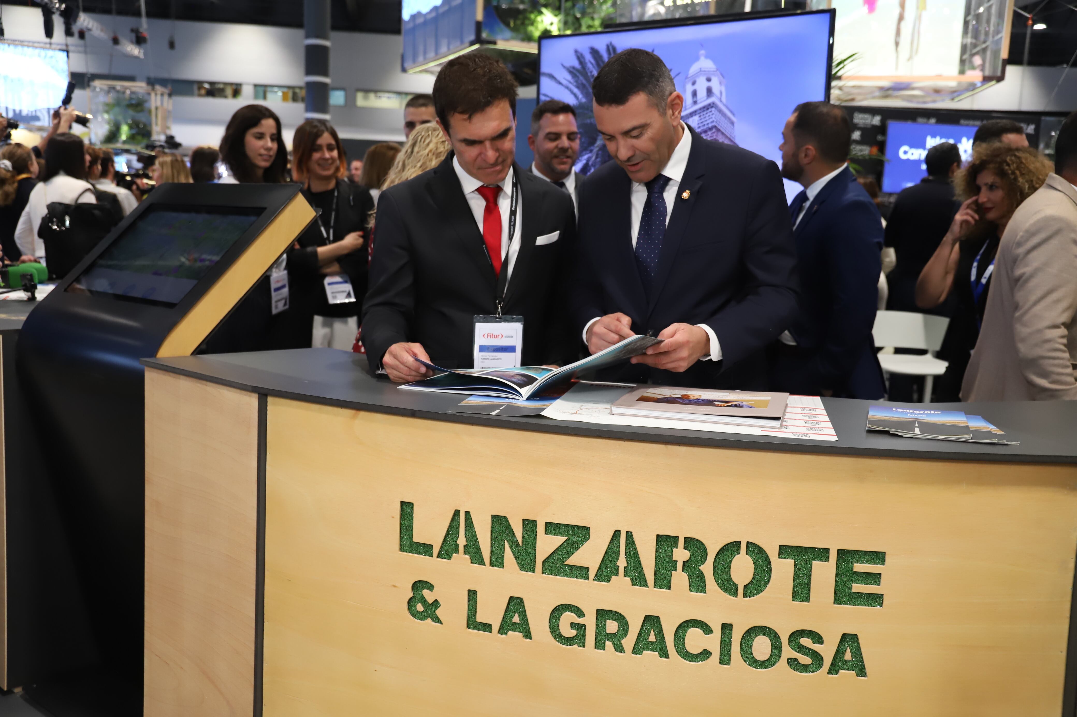 El presidente del Cabildo, Oswaldo Betancort, junto al consejero de la SPEL, Héctor Fernández.