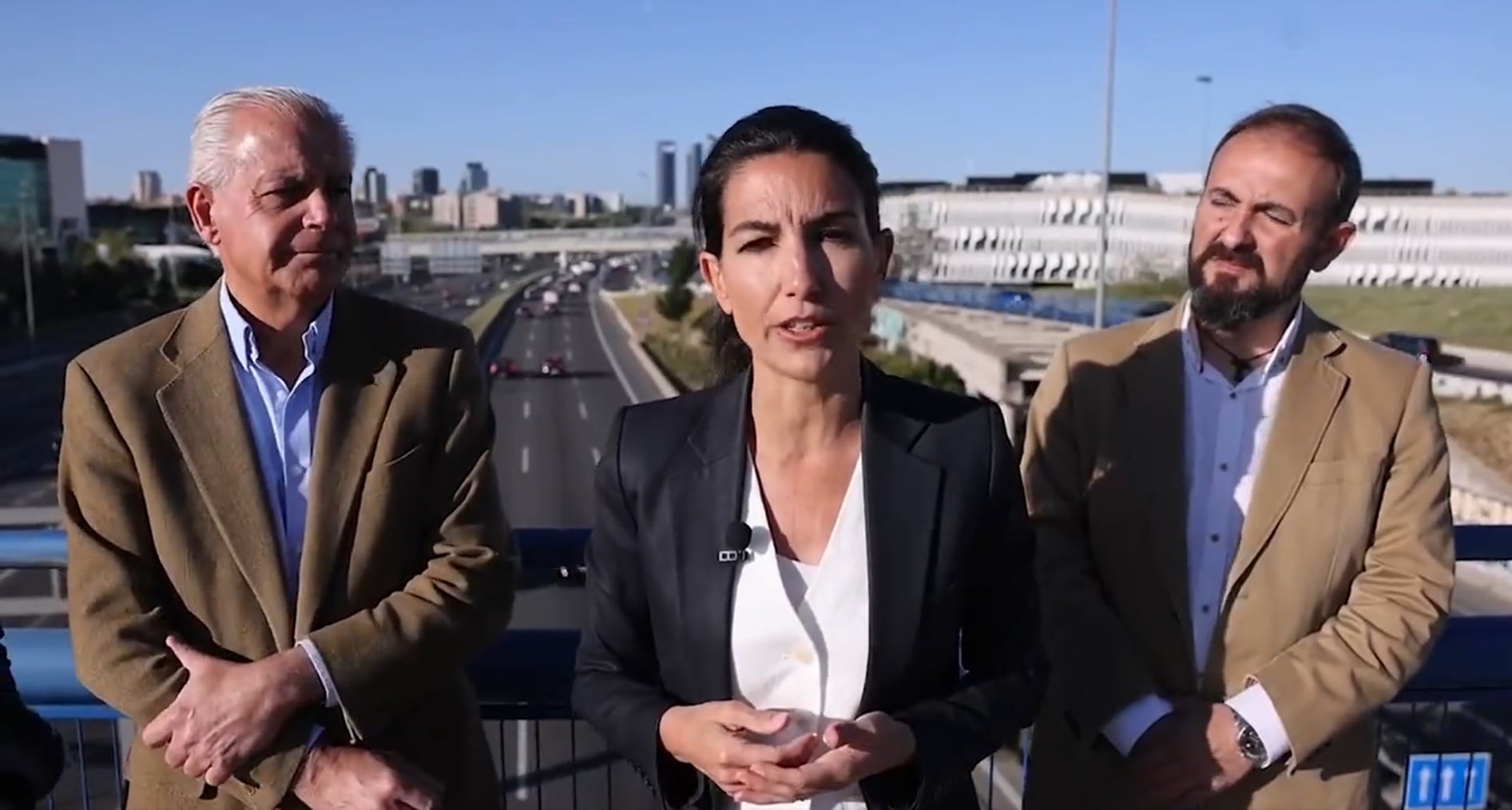 La candidata de Vox a la Comunidad de Madrid, Rocío Monasterio, junto a los candidatos de Alcobendas y San Sebastián de los Reyes, Fernando Montenegro y Alejandro Caro