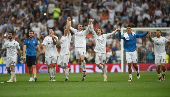 Los jugadores del Madrid celebran su pase a la final de la Champions.