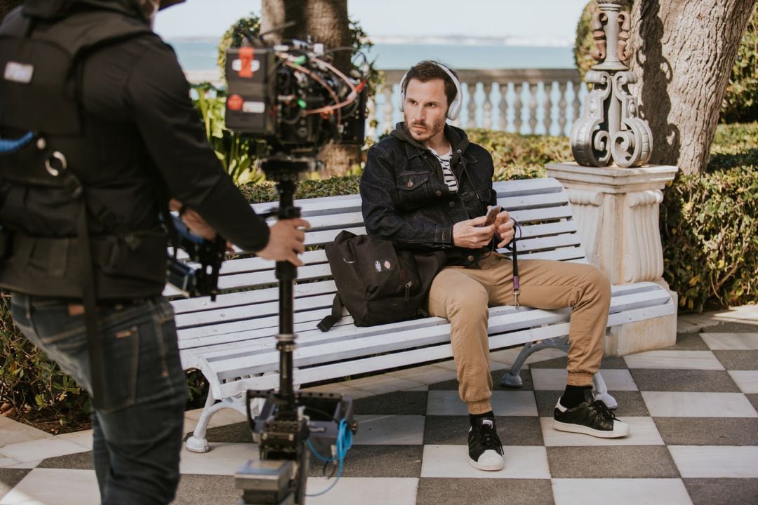 Rubén Ochandiano, en una de las escenas rodadas en la Alameda de Cádiz