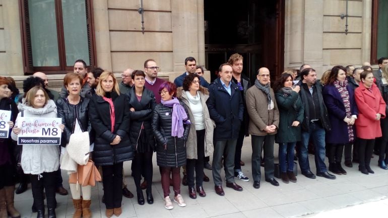 Parte de las personas concentradas a las 11.00 junto a la sede del Parlamento de Navarra