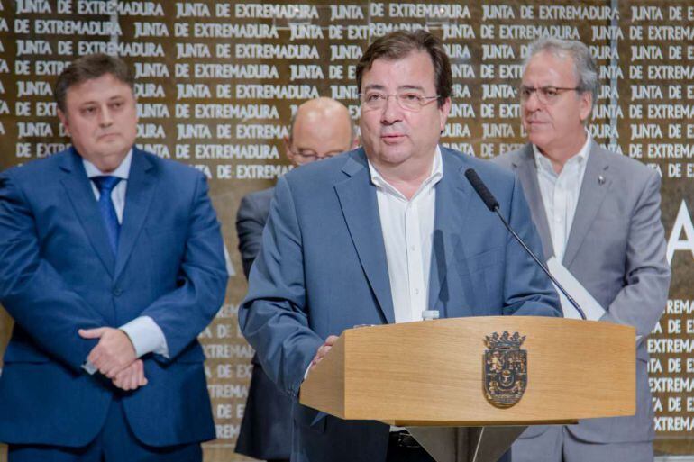 El presidente de la Junta de Extremadura, Guillermo Fernández Vara, durante una rueda de prensa