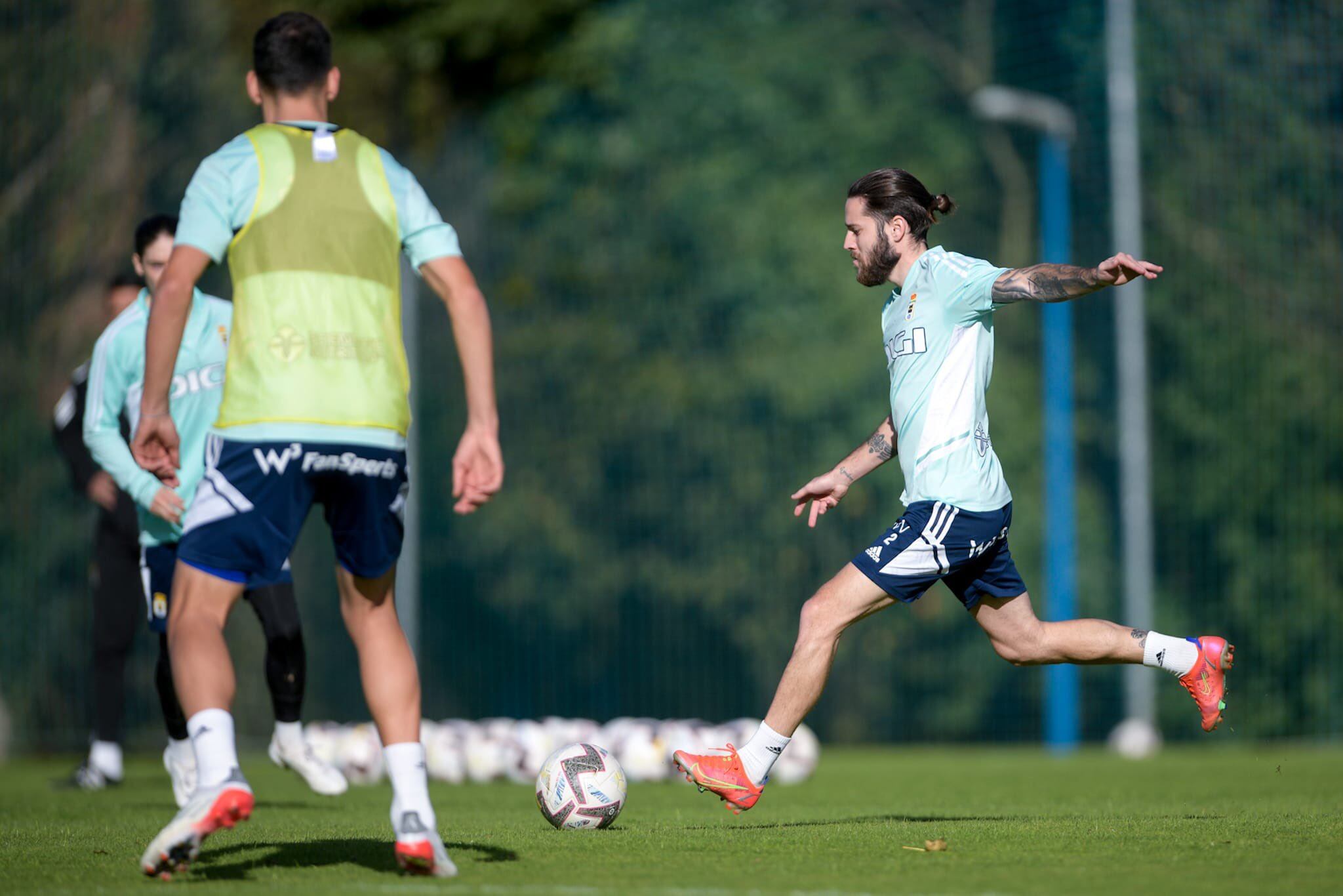 Miguelón golpea un balón durante el entrenamiento (Real Oviedo)