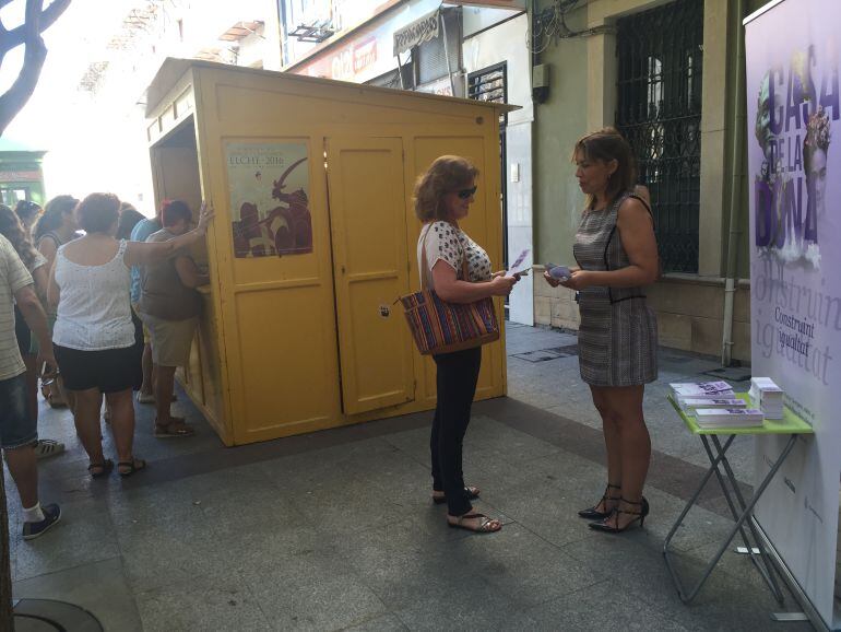 Reparto de marcapáginas de la Casa de la Dona