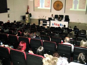 El salón de actos de la UNED repleto para asistir al curso sobre TDAH