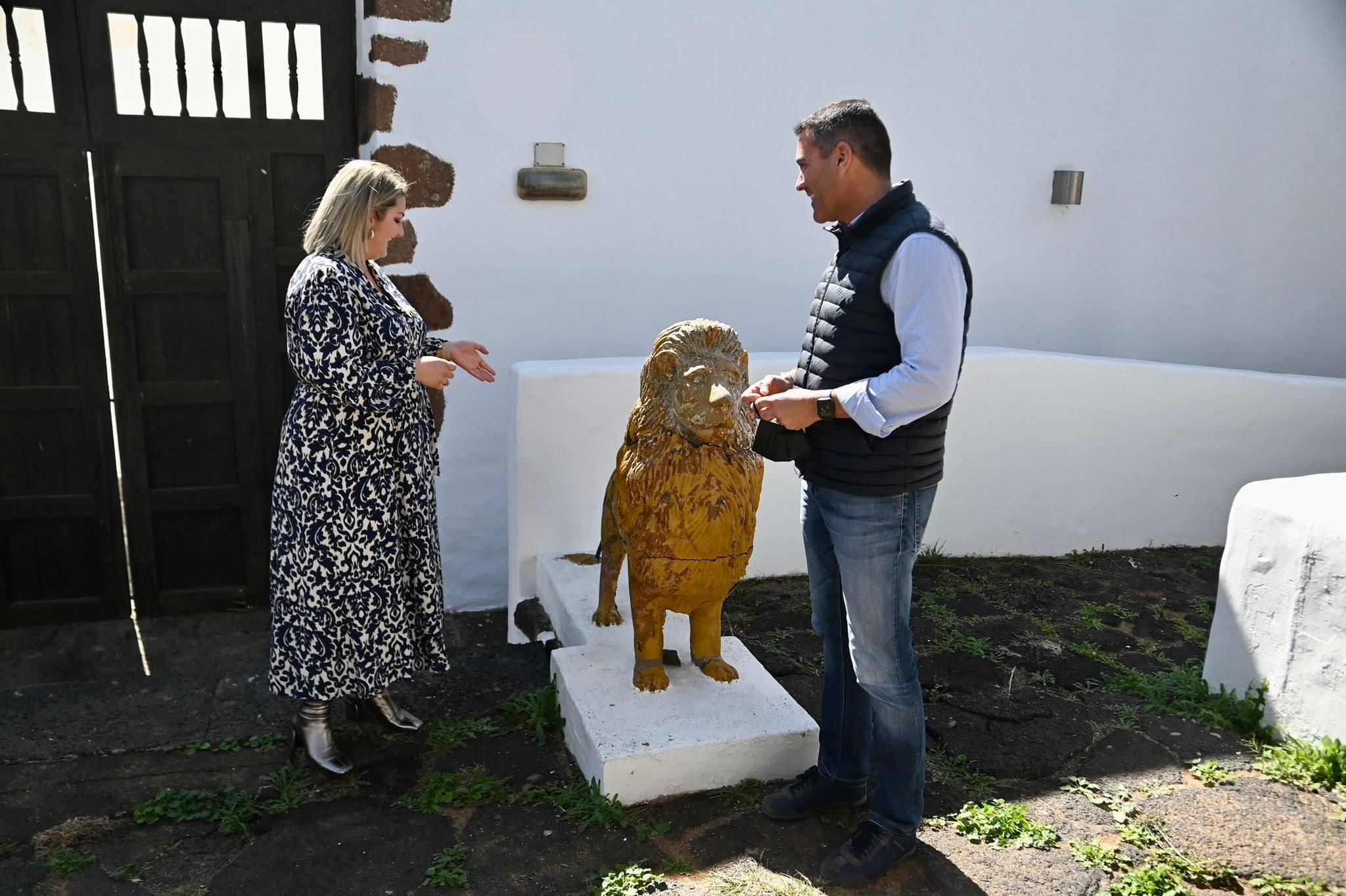 Oswaldo Betancort, alcalde de Teguise, junto a Sara Bermúdez, concejal de Patrimonio.