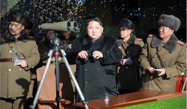 El líder norcoreano Kim Jong-un (c) observando un concurso de artillería militar en Corea del Norte