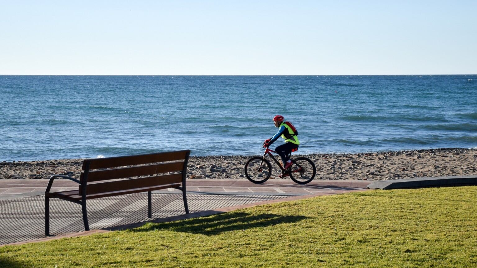 Carril bici al costat d&#039;un passeig marítim del Camp de Tarragona